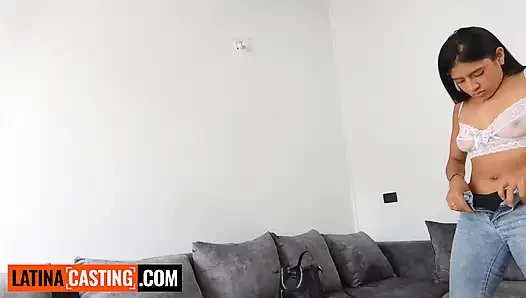 Sessiz latin genç kız erkek arkadaşının la'ye söz verdiğini söyledi... Onun yerine kanepemde çığlık attı - latinacasting