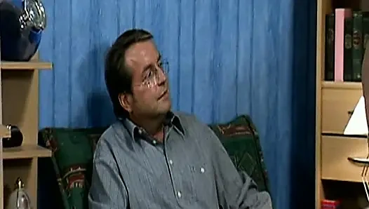 Немецкую милфу-брюнетку с натуральными формами отдолбили в анал