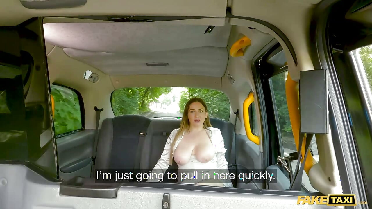 Deze VOLWASSEN LERARES liet me haar VERDOMDE GROTE TIETEN zien - Fake Taxi