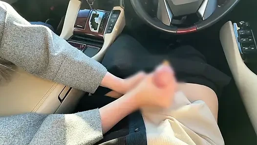 Seorang wanita cantik yang sudah menikah yang membuatku cum dengan tangan dan mulutnya bahkan di tempat kerja