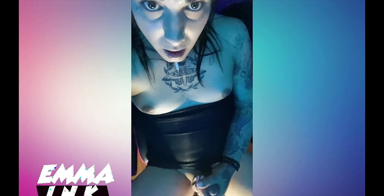 החבר שלי שיחק פיפ"א והחלטתי בינתיים לשחק עם התחת שלי והכדורים האנאליים האלה ולתת עבודת יד חמה