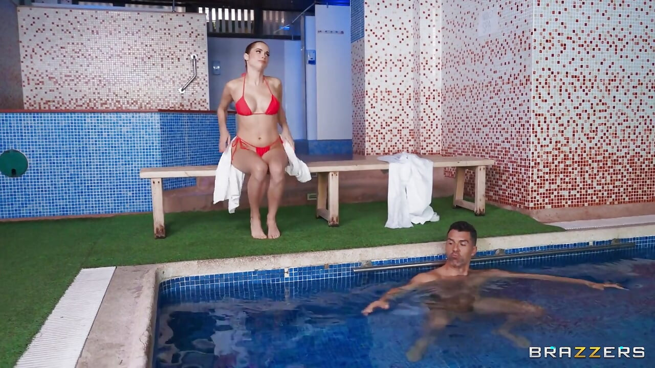 Safada Audrey Reid quebra todas as regras para uma sessão de spa a vapor com Marco Bull