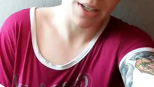 Fitte rothaarige reibt ihren großen kitzler und kommt hart vor ihrer dusche