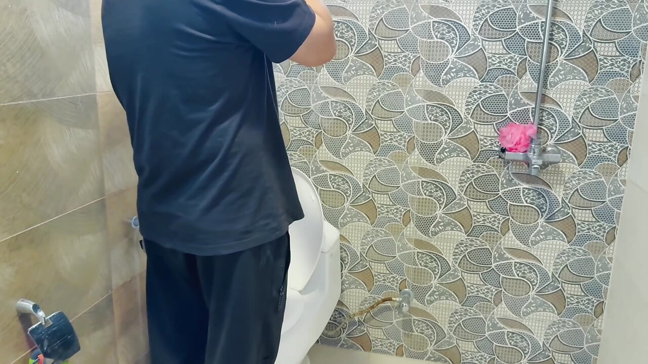 בתה של בעלת הבית החזה שרה,