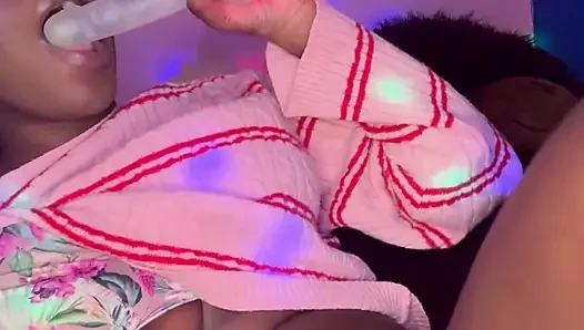 Gadis kulit hitam solo, memek berbulu, dan mainan seks