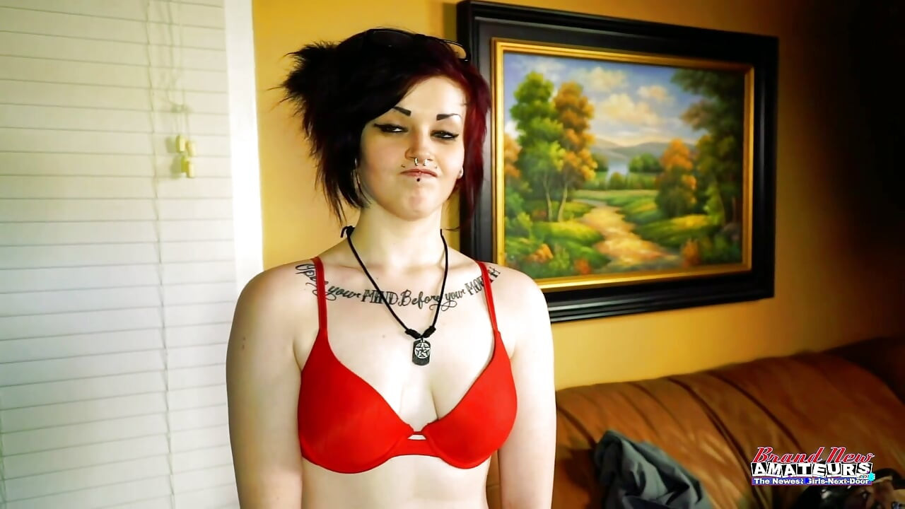 Marcie vú to xăm mình bú cu sâu vào họng sau đó bị một cái âm hộ hoang dã đập mạnh!