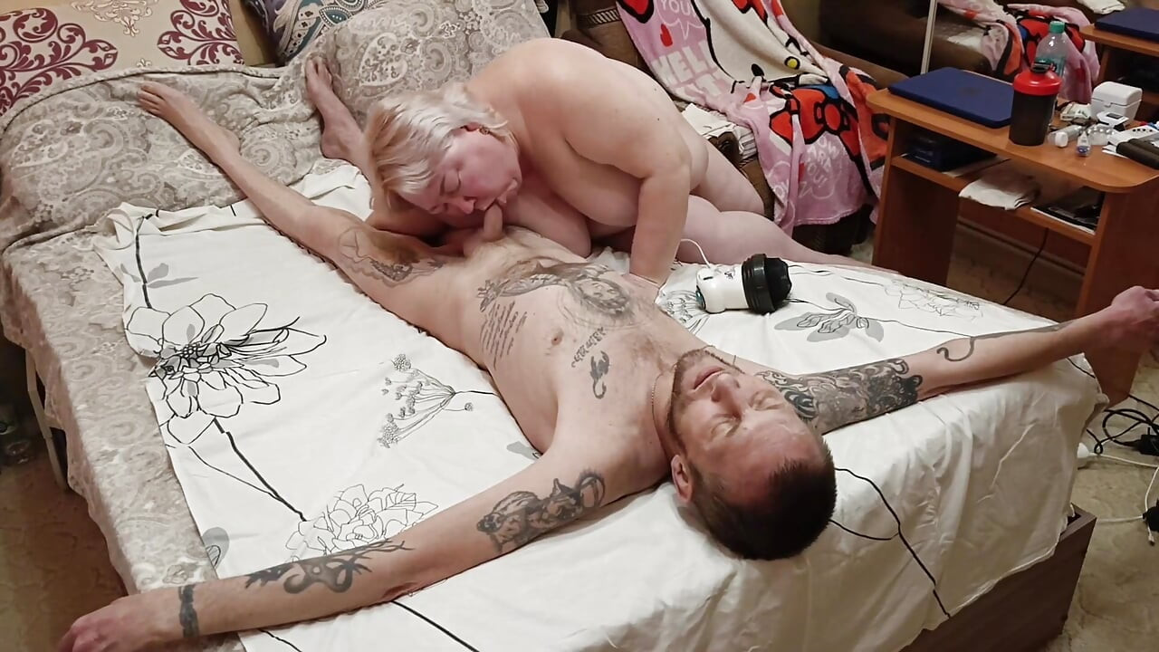 Svärmor masserar kuk och bollar, suger sedan kuk och får en munfull het sperma