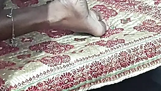 Astaniy desi bhabi apne boyfered ke sat apne rum ke andar apne boyfered ko bula kar