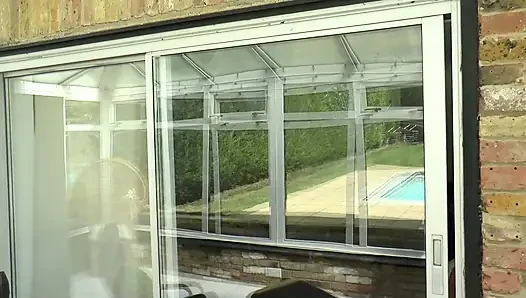 Yüzme havuzunda büyük memeli ateşli kadınla sikiş