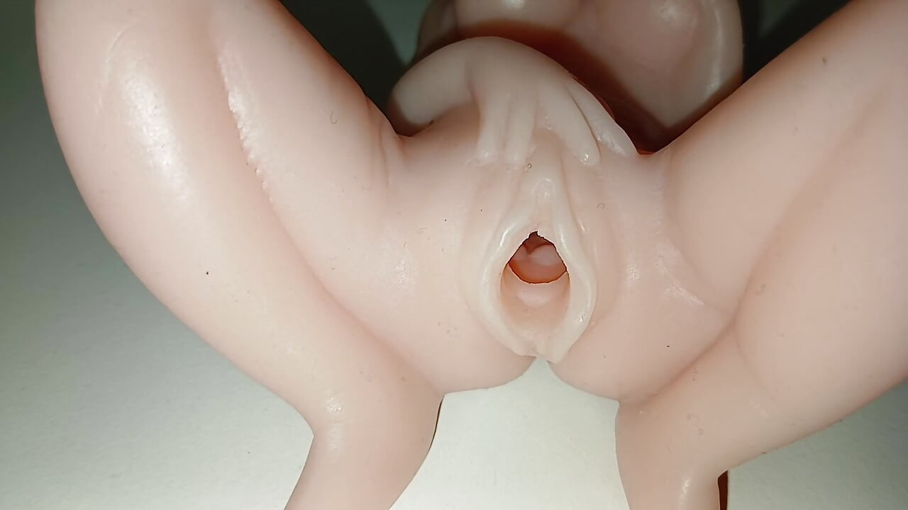 Mini sekspop geneukt door grote vingers