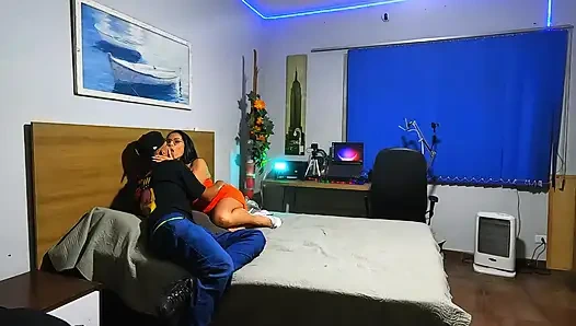 Mutfakta, buzdolabına yaslanıp benden daha fazlasını istedi