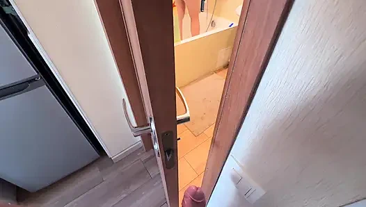 Stieftante helfen, sich nach einem langen Weg zu entspannen – Familienfantasien