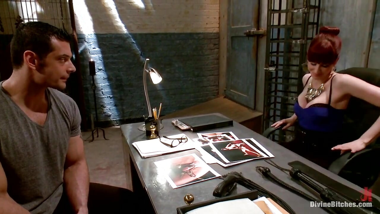 Dominatrix Madeline busca un esclavo personal para su casa