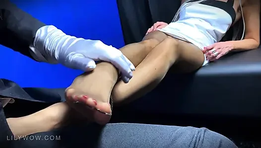 Stoking kaki lilywow dientot habis-habisan sampai dia mengerang keenakan... Apakah bau celana ketat itu lelah?