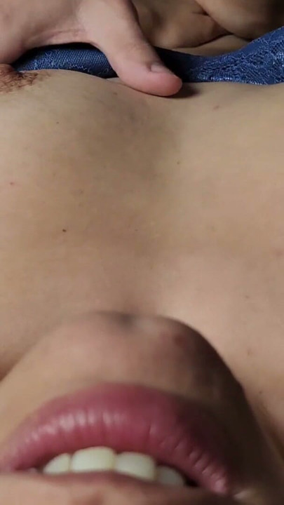 Seksi MILF chillati hai jab uske nippal choose jaate hain | klip 1