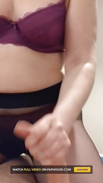 Madrasta Voyeur De Meia-calça Masturba Um Jovem E Coloca a Mão Na Boca