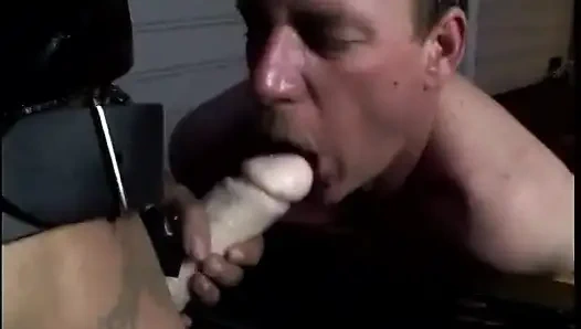 Raquel si lesbian jelek dengan baju lateks hitam bikin cowok ini jilat dan ngentot memeknya pakai strap-on ukuran raksasa