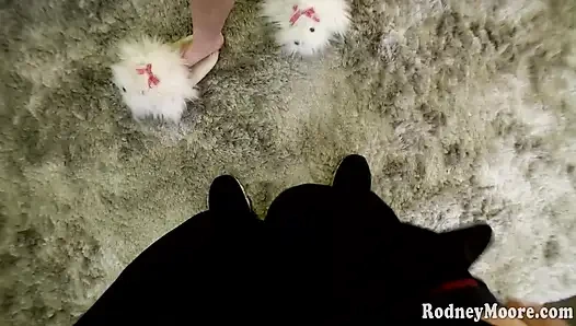 Худенькая офисная шлюха с большим клитором обожает хуй