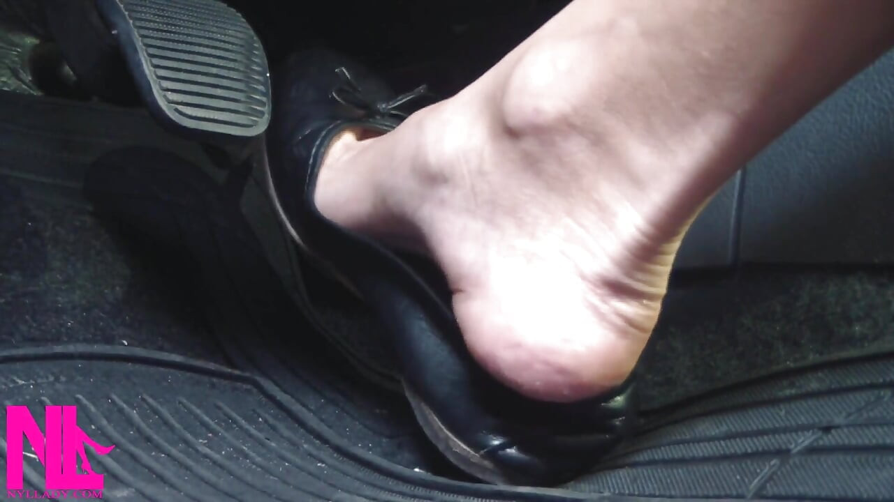 Quay lén và lái xe trong căn hộ da đen trên barefeet