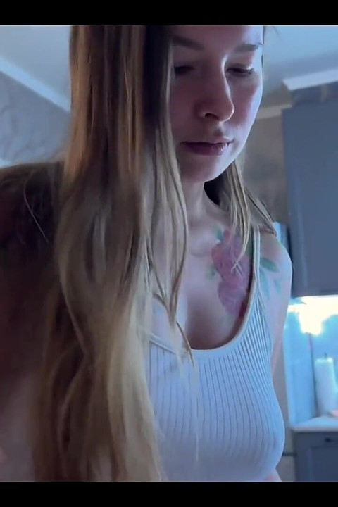 זיון בחורה מפותלת בלילה במטבח זיון ביתי אקראי