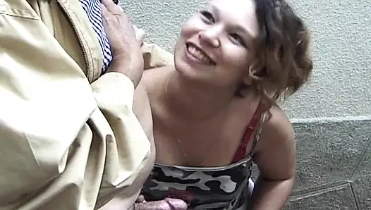 Французская тинка сосет старый член на публике