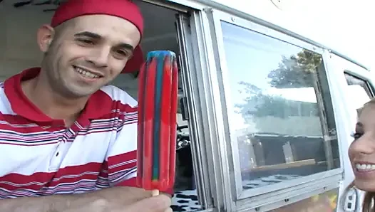 Sexy teen wird gefickt und im eiswagen gesichtsbesamt