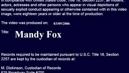 Mandy Fox yatak odasında piercingleriyle sikişiyor