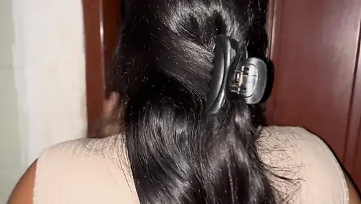 Die Stiefmutter findet ihren Stiefsohn beim Masturbieren und hilft ihm