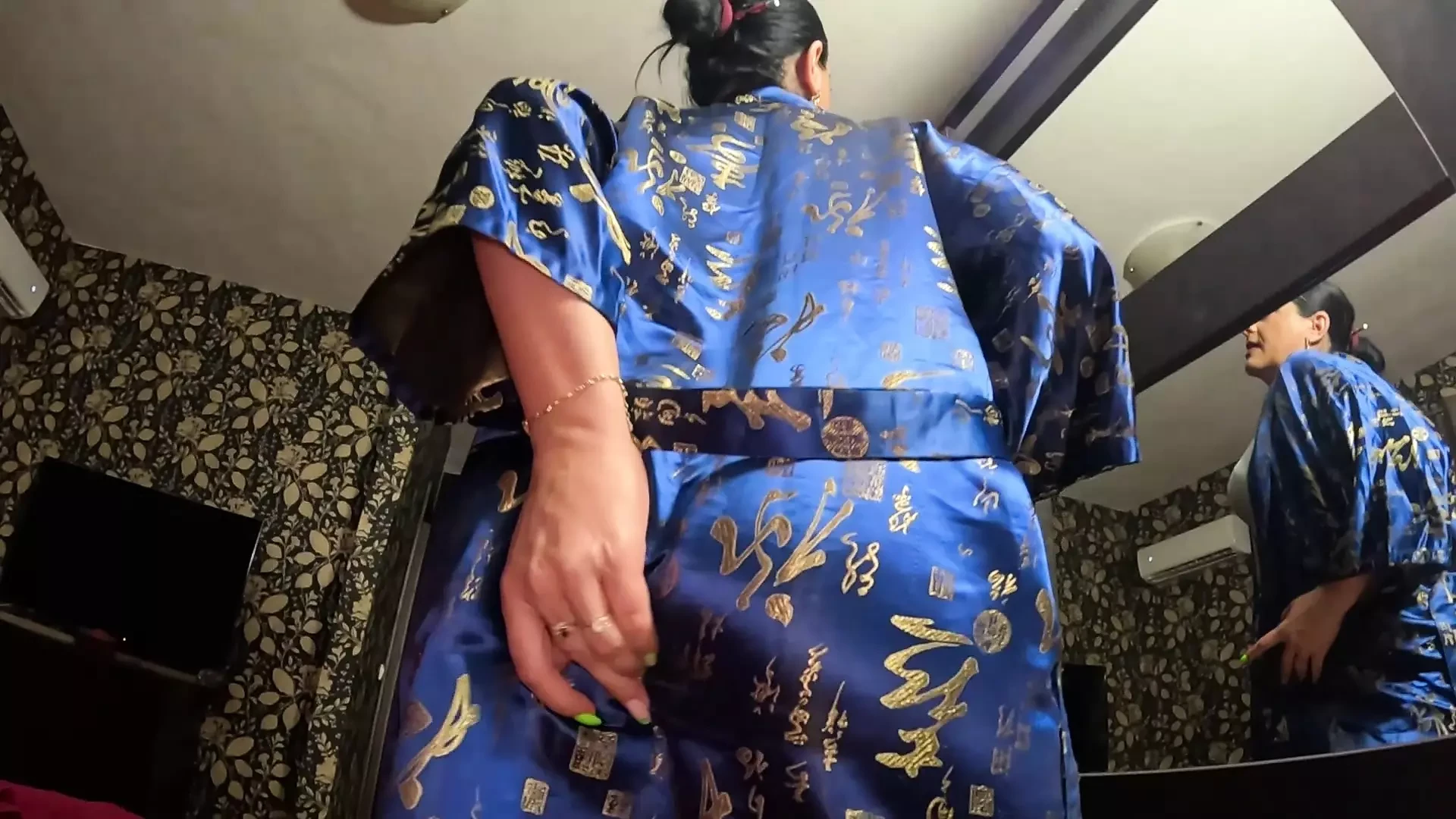 Una geisha troia succhia il cazzo e gioca con la sborra 274