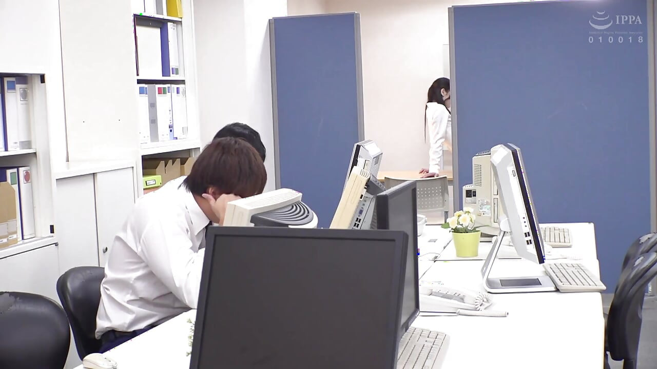 Nuorempi naispomo viettelee minut suloisilla ja kiusoittelevilla kuiskauksilla korvaani takaapäin. Osa 3