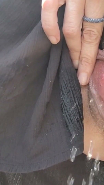 Nærkamera sexy amatør MILF Munichgold åpner sin hårete sommerfuglfitte og tisser for deg med sensuell squirting | Klipp 2