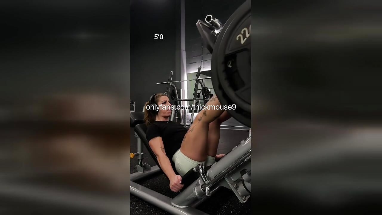 18 岁的健身房女孩在直播中不小心闪烁紧致的阴户