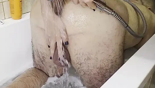 Evli kadınla biseksüel ev yapımı seks. Çift dildo. Evli kadın kocasını tıraş ediyor. Tam sahne. Ep 30011