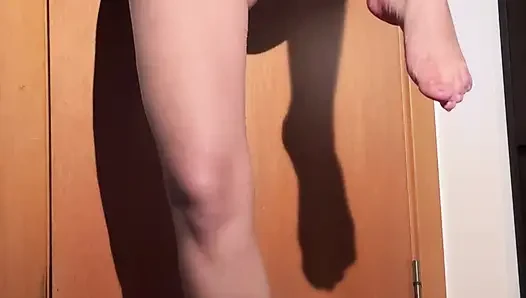 Çaresiz mesane patlaması: kız anahtarları kaybettiği için kendini işiyor!