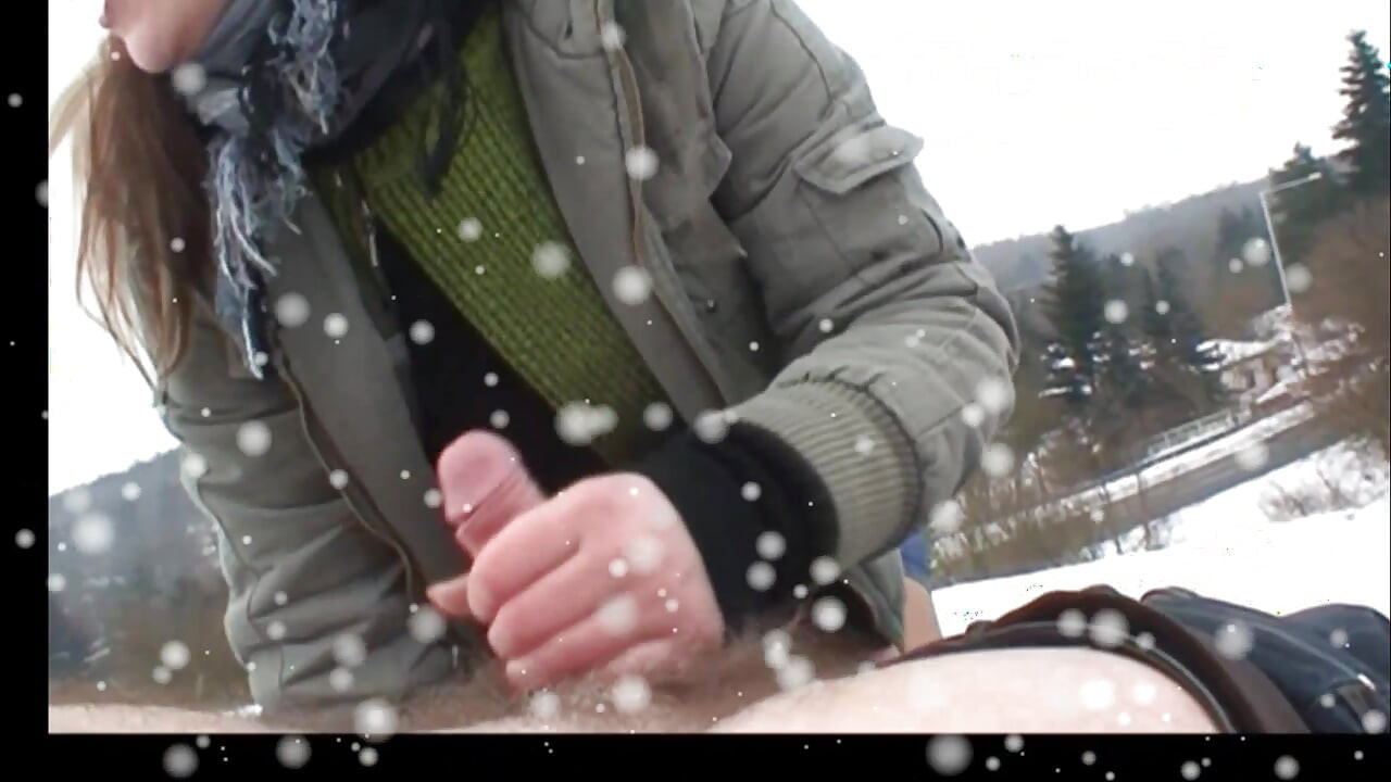 야외에서 밀프를 따먹고 어린 소녀의 입에 사정하는 늙은 남자