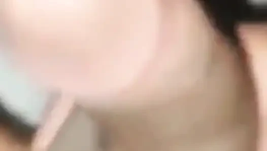 Aynı Anda Erkek Arkadaşının Yarağının Tadını Çıkaran Iki Güzel Kızla Hintli Üçlü Seks