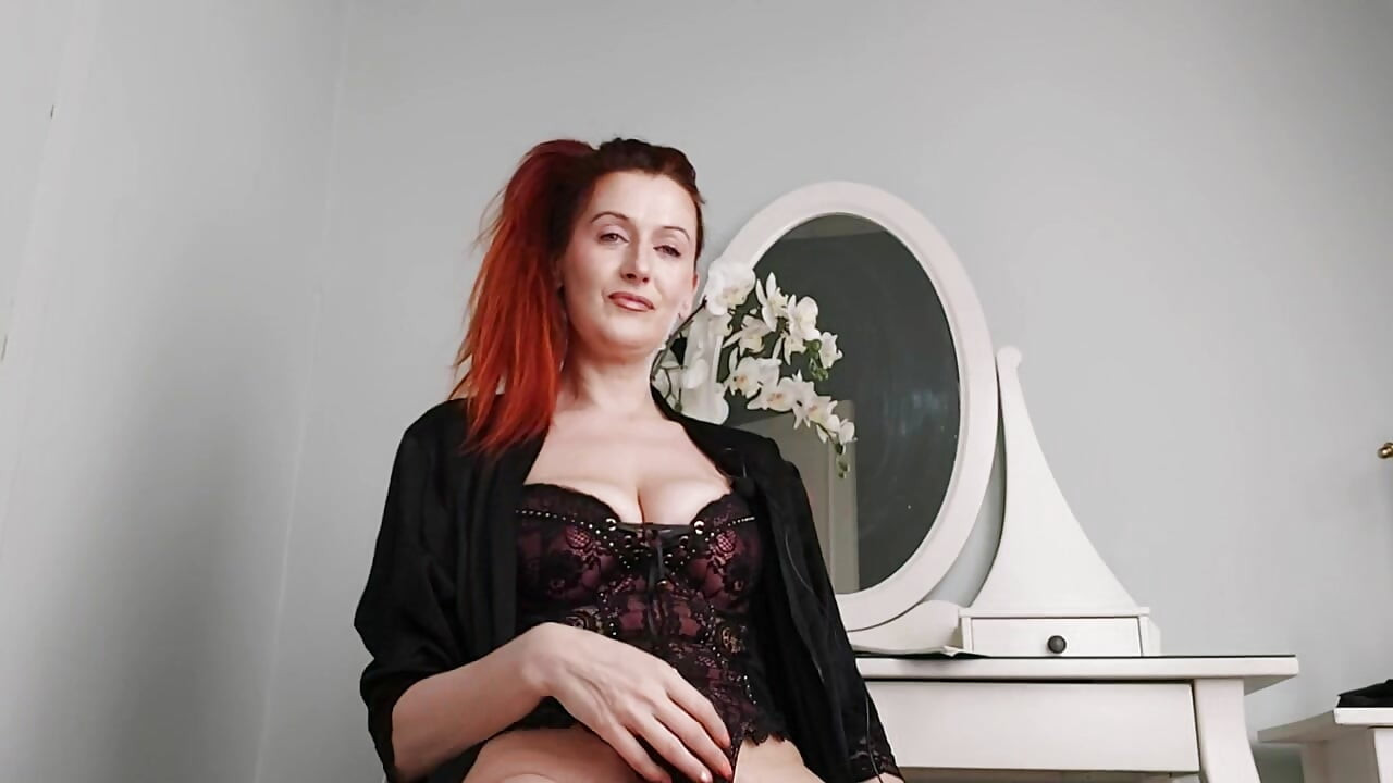 Am pus microfonul la vaginul meu păros. Prim-plan cu labiile mari pe vagin