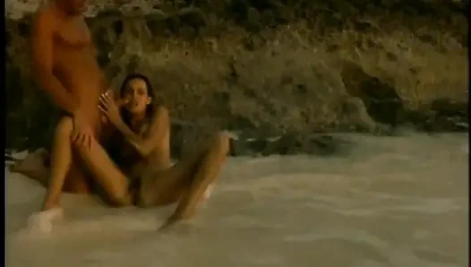 Похотливая брюнетка скачет на длинном твердом члене в океане