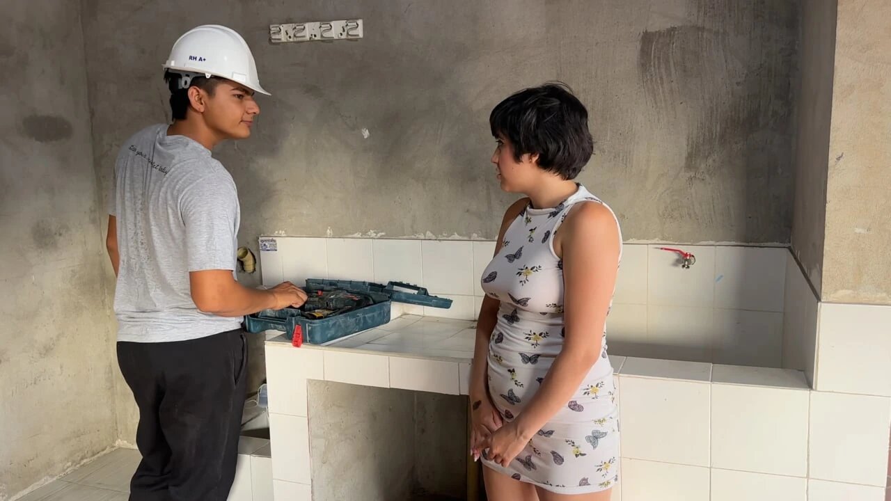 Eu contrato um pedreiro forte e sexy para consertar algumas coisas na minha casa mas ele é tão delicioso que eu acabo dando a ele a foda de sua vida