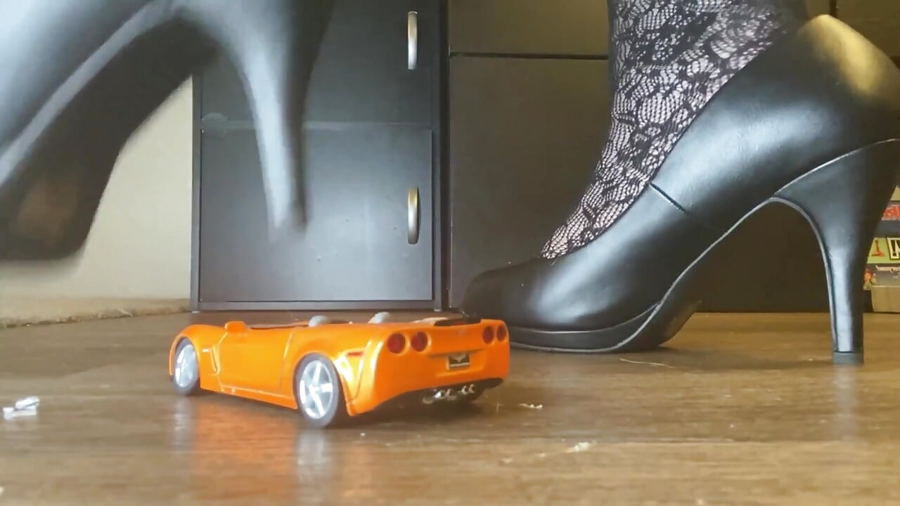 Vise zdrobite: cur giantess Bella Blast versus masina portocalii sport