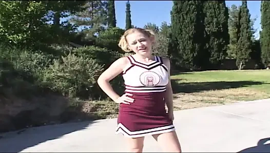 Красивая мокрая киска чирлидерши ждет широко раскрытого, чтобы начинить его большим пенисом