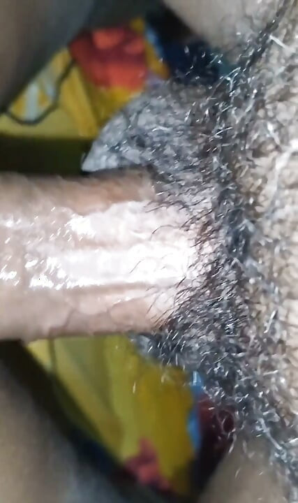 Mi hermanastro sacó el jugo de mi coño y me folló con un condón de dragón.