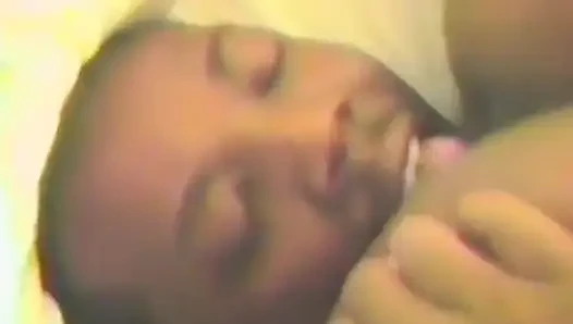 Чернокожая пара сосет и трахается в любительском видео