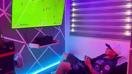 Üvey kız kardeşimden sakso çekerken video oyunu oynuyorum