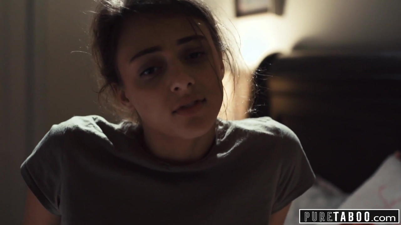 純粋なタブー司祭がティーン2にアナル処女を教える