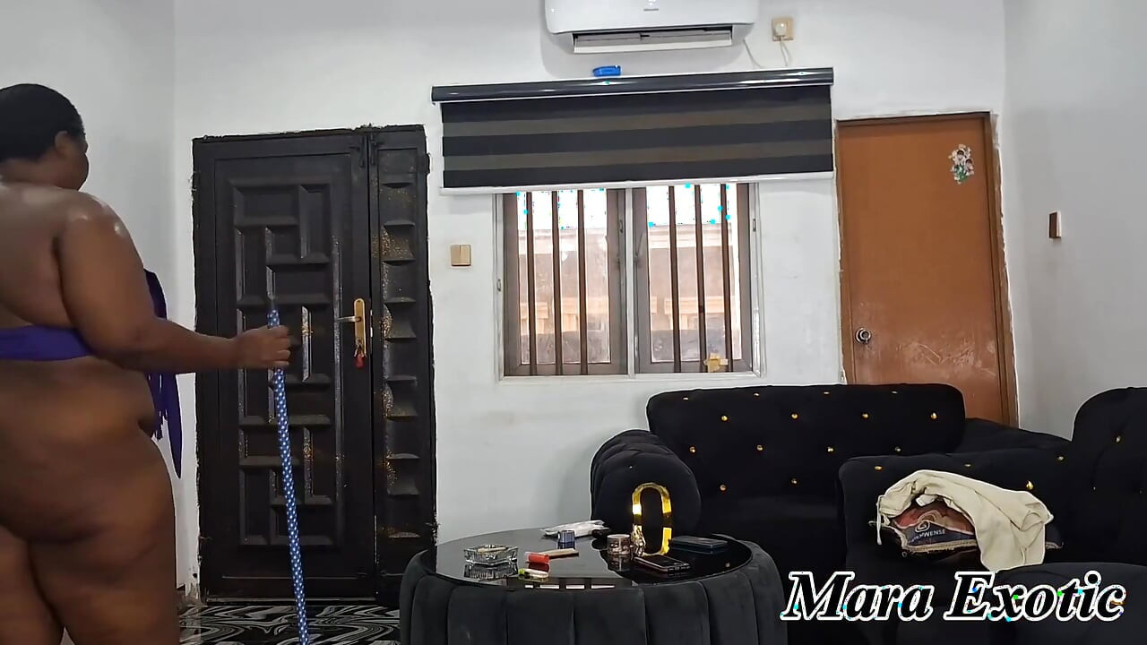 Ebenová milfka s tlustou prdelí nahý úklid domu.