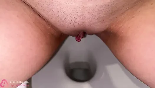 Ein sexy mädchen pinkelt morgens! Ich zeige mein höschen.