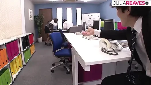 Sekretaris panas mengisap kontol besar bos lalu menungganginya dengan keras di kantor