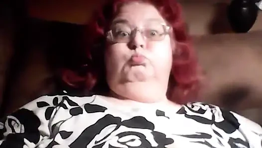 Живая кам-модель поедает банан, медсестра Вики