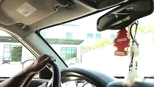 Wundervolles mädchen mit epischen möpsen nimmt den großen schwarzen schwanz